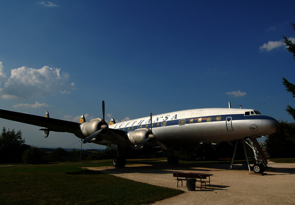 Das Bild zeigt ein Flugzeug in einer Flugzeugausstellung.