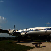 Das Bild zeigt ein Flugzeug in einer Flugzeugausstellung.