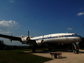 Das Bild zeigt ein Flugzeug in einer Flugzeugausstellung.