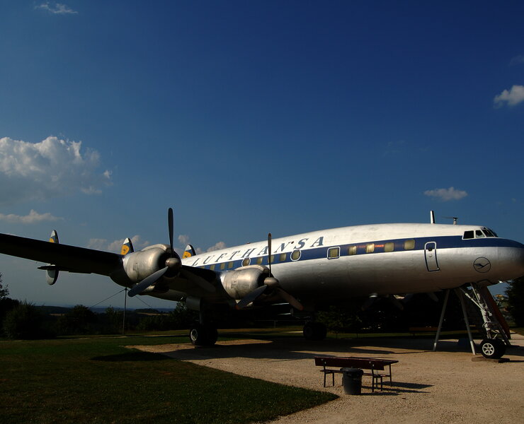 Das Bild zeigt ein Flugzeug in einer Flugzeugausstellung.