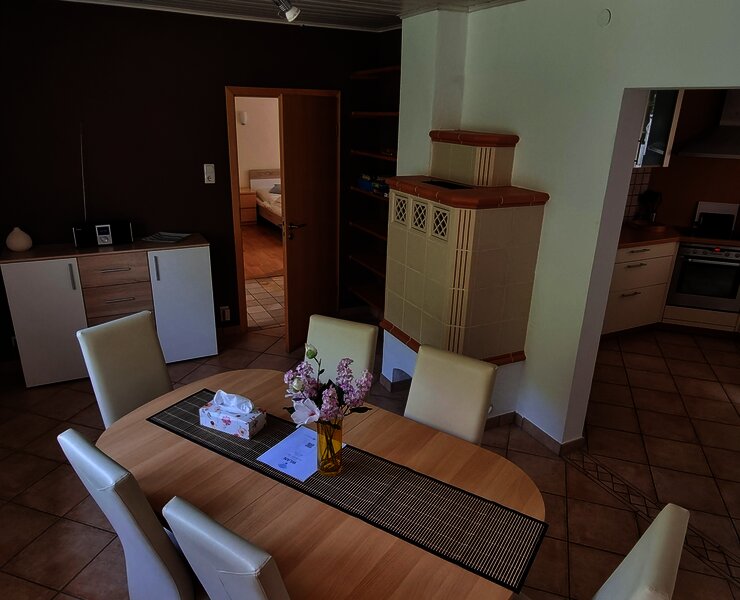 Essbereich mit Kachelofen