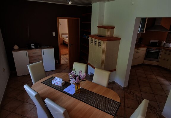 Essbereich mit Kachelofen