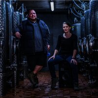 Winzer im Weinkeller