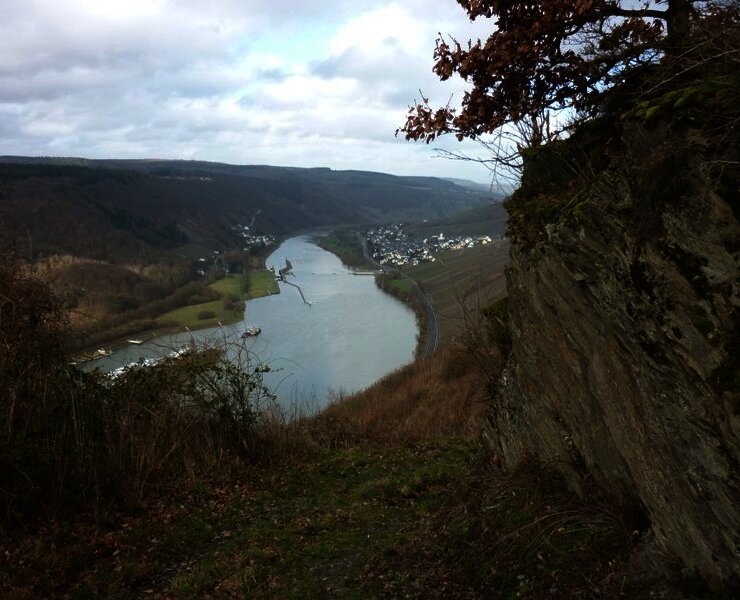 Felsen begleiten den Weg von Starkenburg nach Enkirch: Blick auf die Enkircher Staustufe