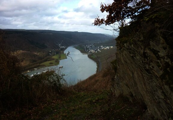 Felsen begleiten den Weg von Starkenburg nach Enkirch: Blick auf die Enkircher Staustufe