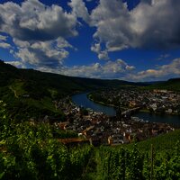 Blick auf Bernkastel-Kues und die Weinberge