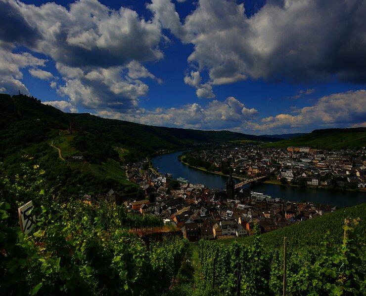 Blick auf Bernkastel-Kues und die Weinberge