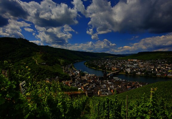 Blick auf Bernkastel-Kues und die Weinberge