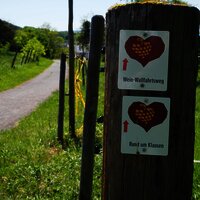 Schild des " Wein-Wallfahrtswegs"