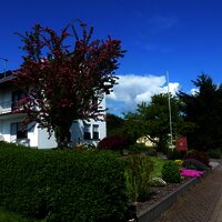 Von Straße aus, noch ein paar Meter bis in den Hof