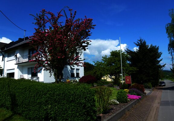 Von Straße aus, noch ein paar Meter bis in den Hof