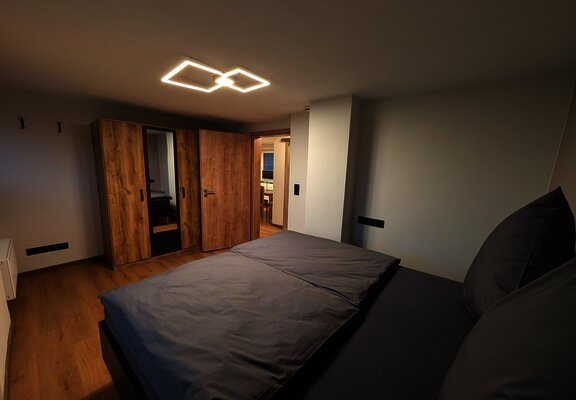 Schlafzimmer mit Kleiderschrank