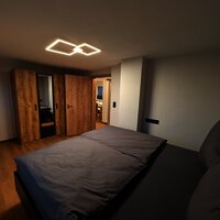 Schlafzimmer mit Kleiderschrank