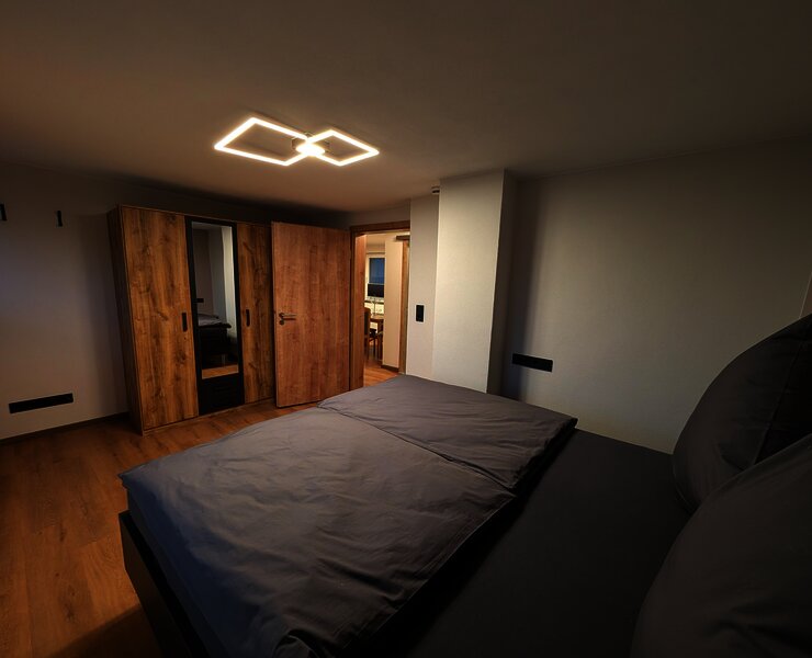 Schlafzimmer mit Kleiderschrank