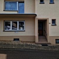 Haupteingang mit Parkplatz