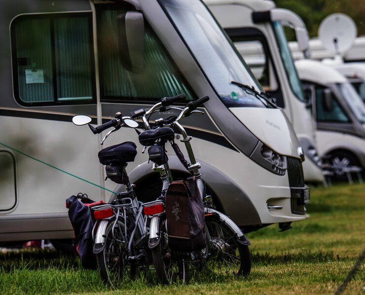 Fahrräder vor Wohnmobil auf Wohnmobilplatz