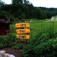 Das Bild zeigt ein Schild beim Freizeitzentrum Peterberg mit der Aufschrift "It´s Tiki Time"