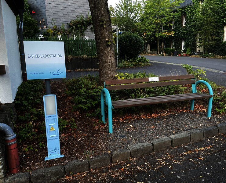 E-Bike Ladestastion neben Mitfahrerbank