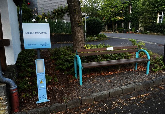 E-Bike Ladestastion neben Mitfahrerbank