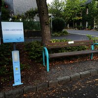 E-Bike Ladestastion neben Mitfahrerbank