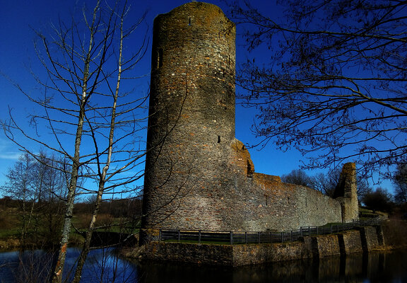 Blick auf die von Wasser umgebene Burg Baldenau