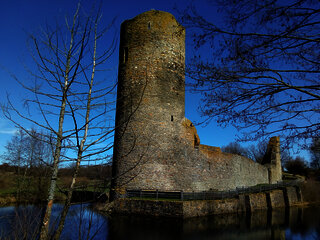 Blick auf die von Wasser umgebene Burg Baldenau