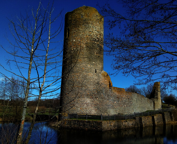 Blick auf die von Wasser umgebene Burg Baldenau