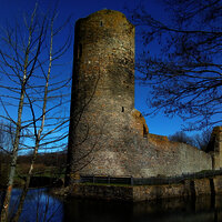 Blick auf die von Wasser umgebene Burg Baldenau