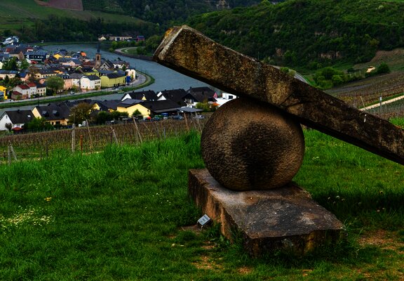 Skulptur Kniegelenk am Nitteler Skulpturenweg