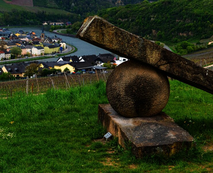 Skulptur Kniegelenk am Nitteler Skulpturenweg