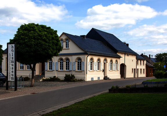 Das Bild zeigt die Außenansicht des Hunsrücker Holzmuseums.