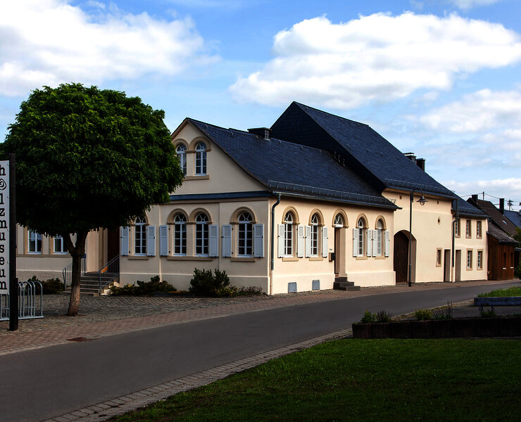 Das Bild zeigt die Außenansicht des Hunsrücker Holzmuseums.