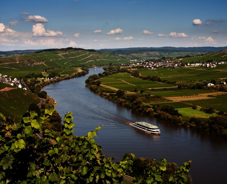 Mosel mit Kreuzfahrtschiff und Blick auf Kesten