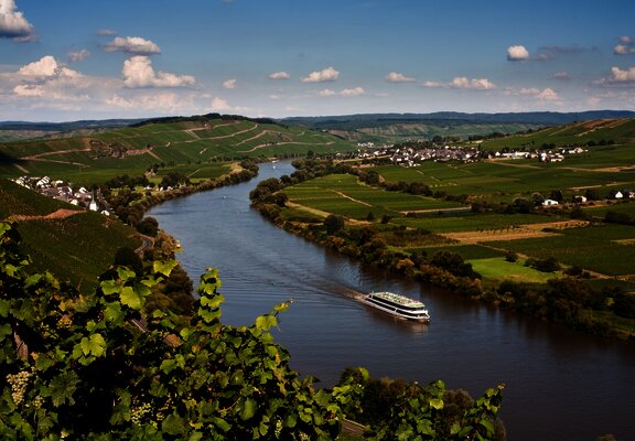 Mosel mit Kreuzfahrtschiff und Blick auf Kesten