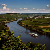 Mosel mit Kreuzfahrtschiff und Blick auf Kesten