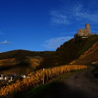 Blick auf die Burg und Bernkatel im Herbst
