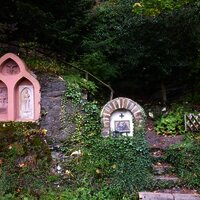 Kreuzwegstationen auf dem Weg zur Spoarkapelle