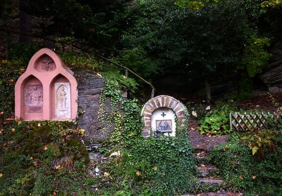 Kreuzwegstationen auf dem Weg zur Spoarkapelle