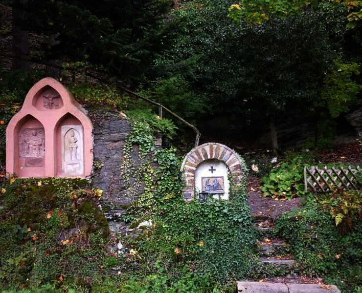 Kreuzwegstationen auf dem Weg zur Spoarkapelle