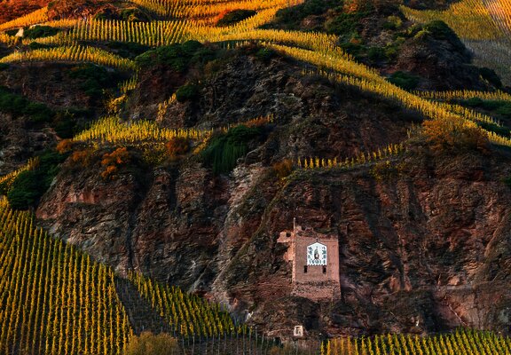Ürziger Sonnenuhr ind en Weinbergen