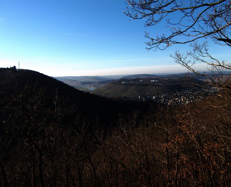 Blick auf die Stadt Bernkastel-Kues und das Kueser Plateau