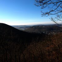 Blick auf die Stadt Bernkastel-Kues und das Kueser Plateau