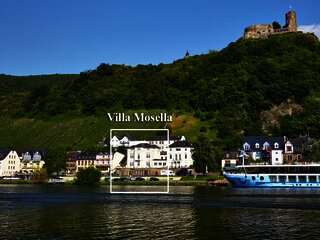 Aussenansicht Villa Mosella mit Mosel und Burg