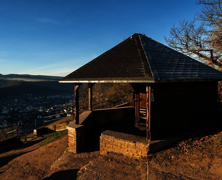 Hütte auf dem Moselsteig bei Winningen