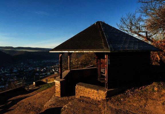 Hütte auf dem Moselsteig bei Winningen