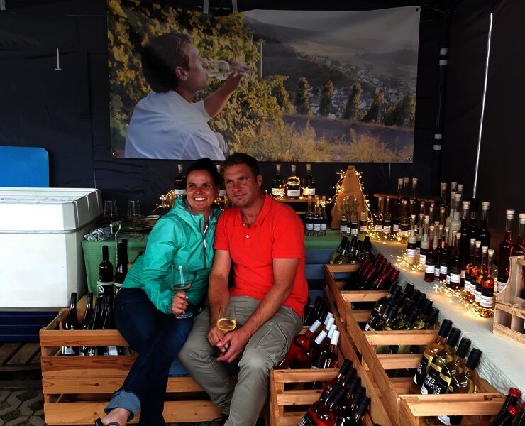 Weinstand auf dem Moselflohmarkt