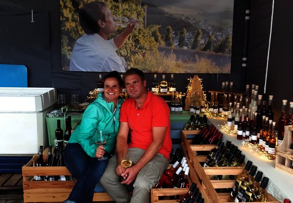 Weinstand auf dem Moselflohmarkt