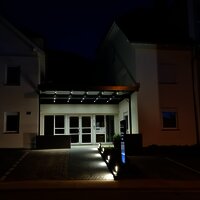 Eingang Feriendomizil u. Weingut Roussel