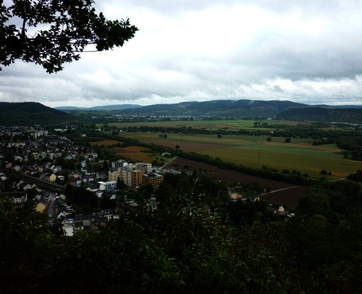 Blick von der Ehranger Kanzel in die Trierer Talweitung mit Ehrang (im Vordergrund) und Schweich (im Hintergrund)
