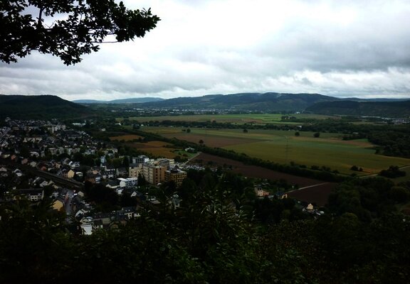 Blick von der Ehranger Kanzel in die Trierer Talweitung mit Ehrang (im Vordergrund) und Schweich (im Hintergrund)